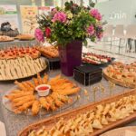 sala de recepción con surtido de aperitivos
