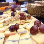 surtido de quesos y uvas rojas