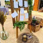 entrada photocall para bodas con menú y plantas