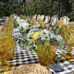centro de mesa floral blanco/amarillo y cristalería amarilla