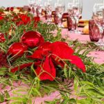 centro de mesa navidad con bolas rojas y plantas verdes