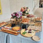 surtido de aperitivos croquetas gambas y flores