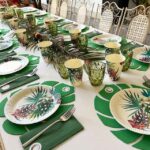 mesa manteles, platos florales y vasos verdes