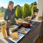 cocinera sirviendo en exterior degustación fajitas