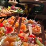 entrante ensalada de arroz con sushi, tomate y kiwi