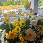 flores amarillas y blancas decoración mesa exterior