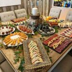 surtido variado de sándwich, embutido, croquetas y fajitas