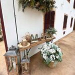 fotocol exterior para bodas con letras, flores y vela