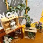 photocall exterior con letras, flores y vela