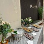 mesa mantel gris, dulces y champagne
