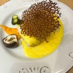 pescado y salsa amarilla