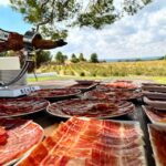 plato de jamón en el campo