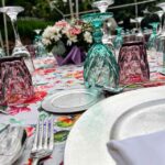 vasos verdes y rosaditos y platos dorados
