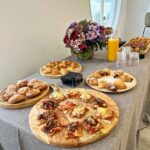 surtido croissants, pizzas y zumo naranja