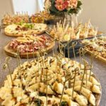 surtido aperitivos queso, ensalada rusa, jamón y uvas