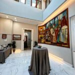 decoración sala, suelo mármol blanco y manteles gris