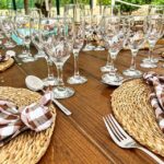 vasos de cristal transparentes y mesa madera beige