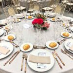 decoración mesa blanco, manteles, cubierto y cristalería