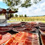 plato de jamón mesa en el campo