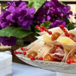 flores violetas, catering jamón tomate cherry