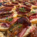 tostadas salmón y tomate seca