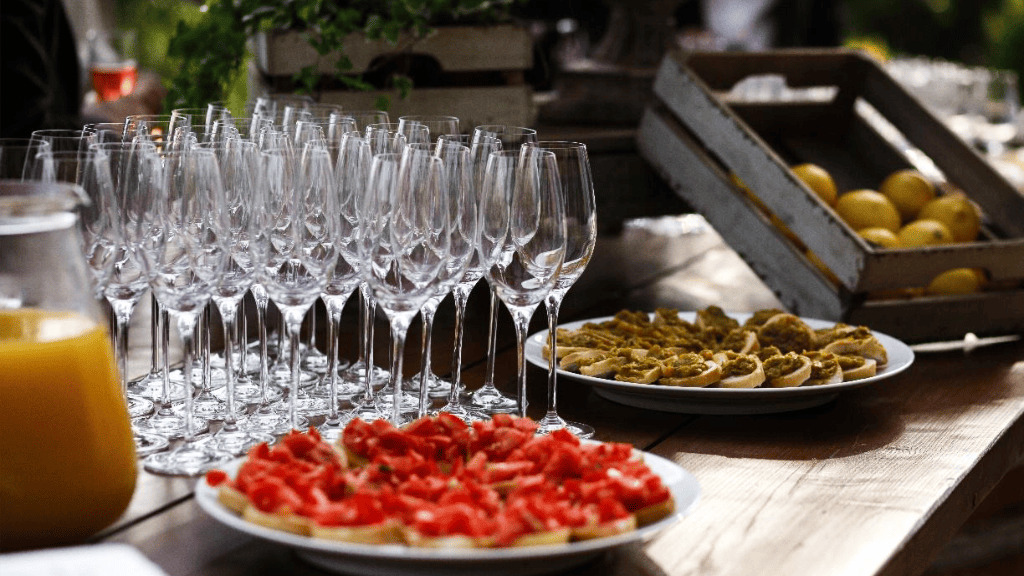 Cómo calcular el menú de catering para un evento de empresa en verano